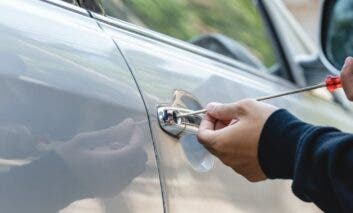 Alerta en Alcalá de Henares por una oleada de robos de coches en la vía pública