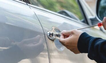 Alerta en Alcalá de Henares por una oleada de robos de coches en la vía pública