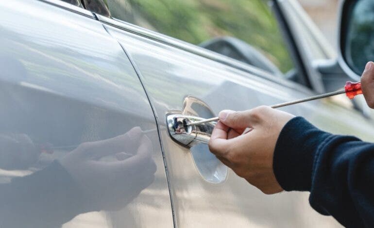 Alerta en Alcalá de Henares por una oleada de robos de coches en la vía pública