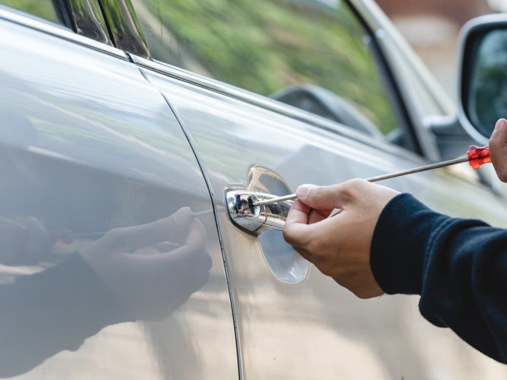 Alerta en Alcalá de Henares por una oleada de robos de coches en la vía pública