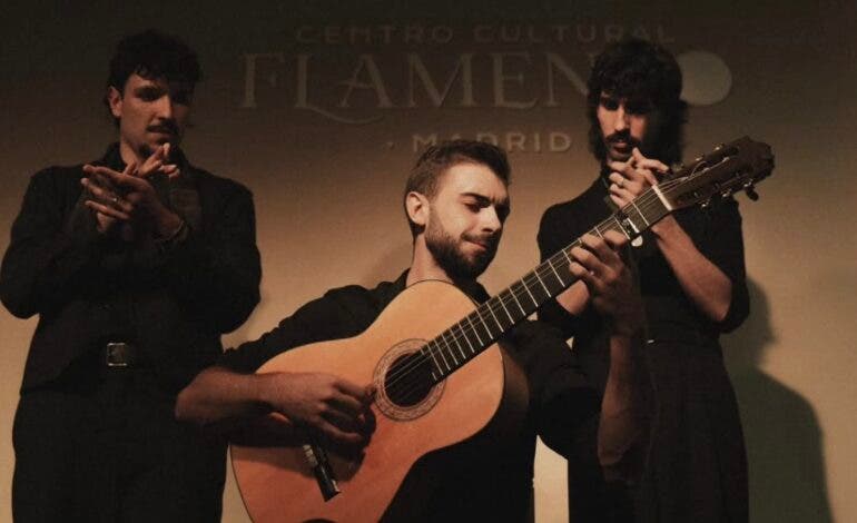 Ángel Flores lleva el nombre de Torrejón a lo más alto del flamenco al ganar el Premio Nacional de Guitarra