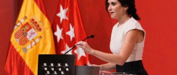 Ayuso defiende a Julio Iglesias tras las acusaciones de agresión sexual y carga contra la «ultraizquierda»