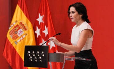 Ayuso defiende a Julio Iglesias tras las acusaciones de agresión sexual y carga contra la «ultraizquierda»