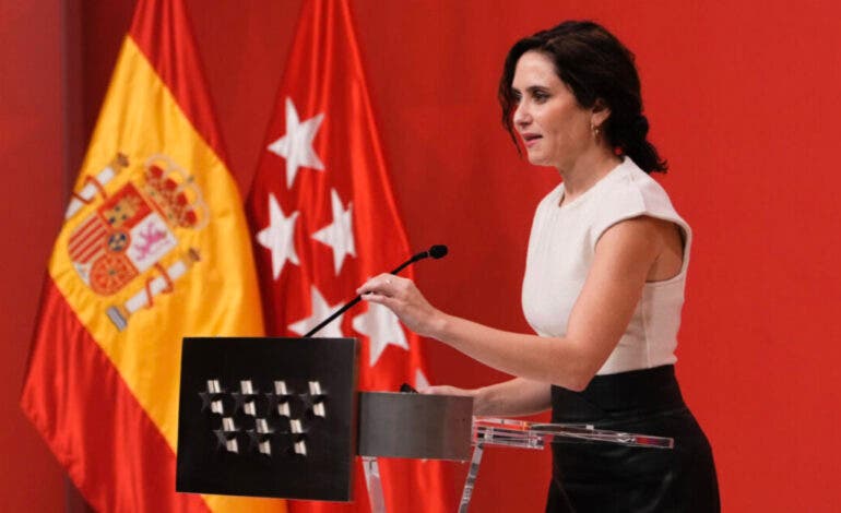 Ayuso defiende a Julio Iglesias tras las acusaciones de agresión sexual y carga contra la «ultraizquierda»