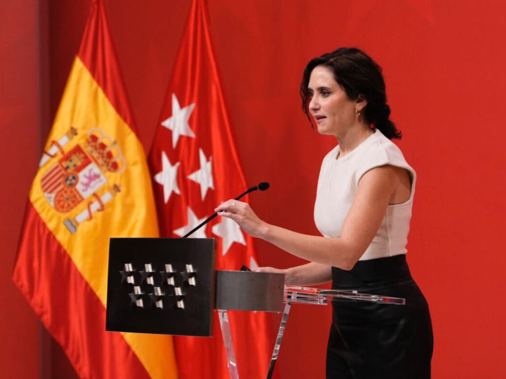 Ayuso defiende a Julio Iglesias tras las acusaciones de agresión sexual y carga contra la «ultraizquierda»