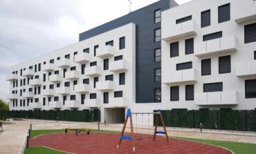 Ayuso vetará el acceso a vivienda protegida a los condenados por okupación