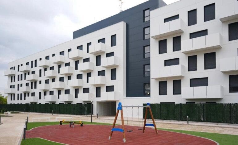 Ayuso vetará el acceso a vivienda protegida a los condenados por okupación