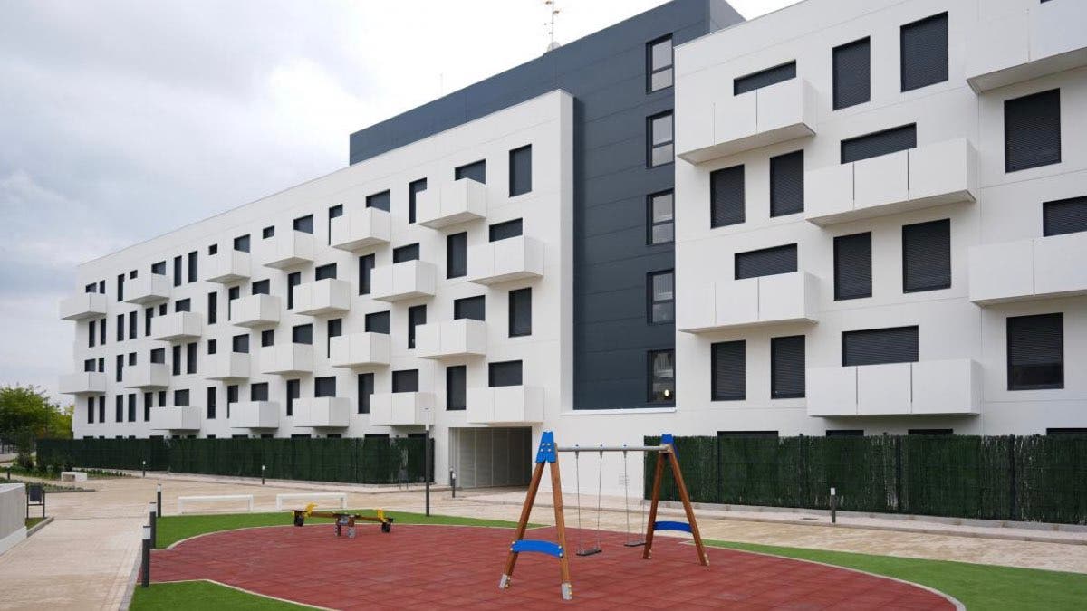 Ayuso vetará el acceso a vivienda protegida a los condenados por okupación