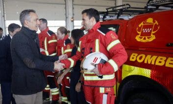 Los Bomberos de la Comunidad de Madrid cambian el azul por el rojo en sus uniformes