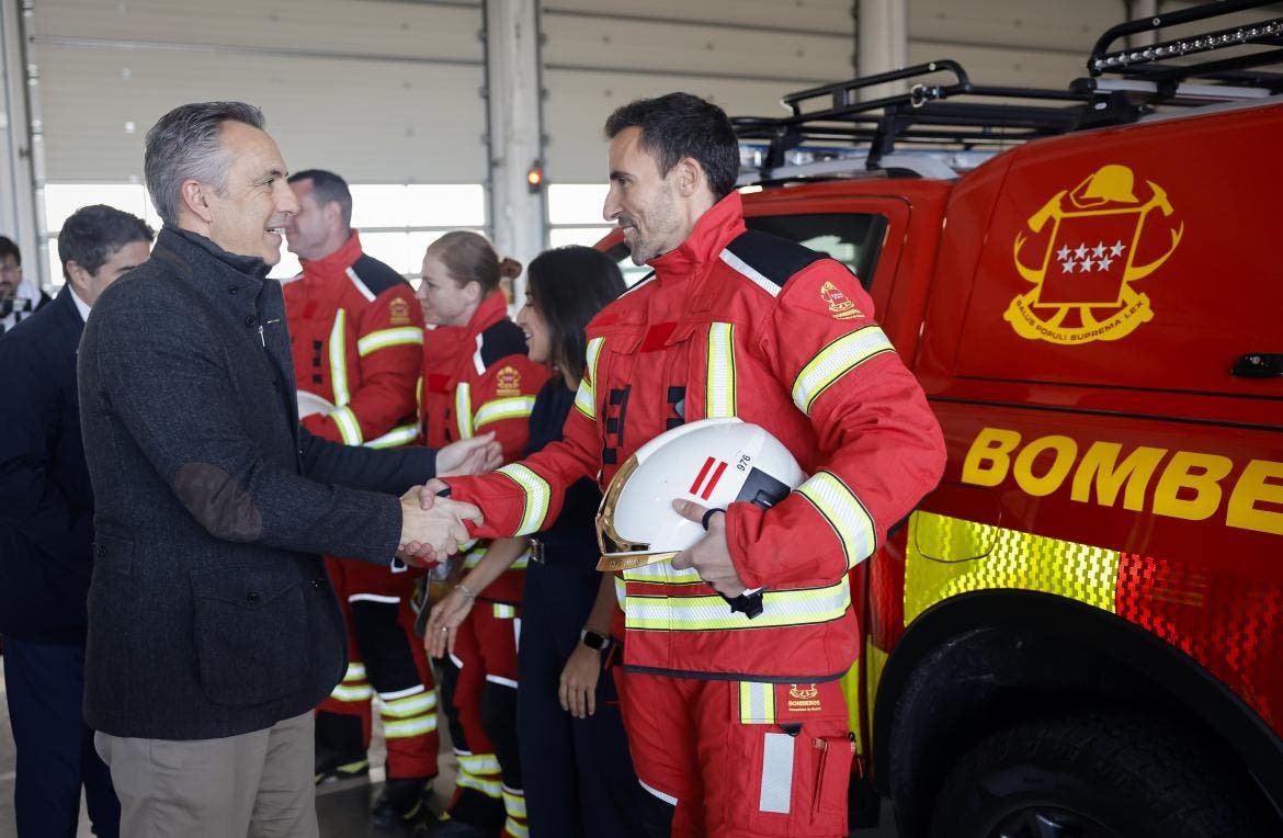 Los Bomberos de la Comunidad de Madrid cambian el azul por el rojo en sus uniformes