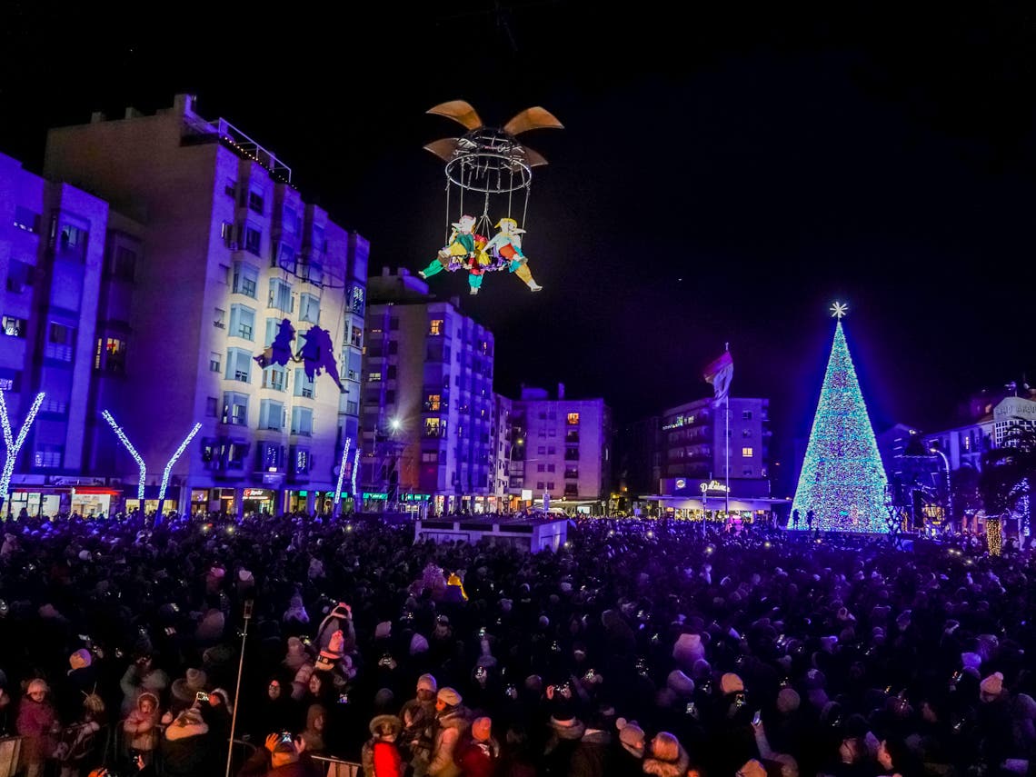 Multitud en la Cabalgata de Reyes en Torrejón de Ardoz con decoraciones navideñas