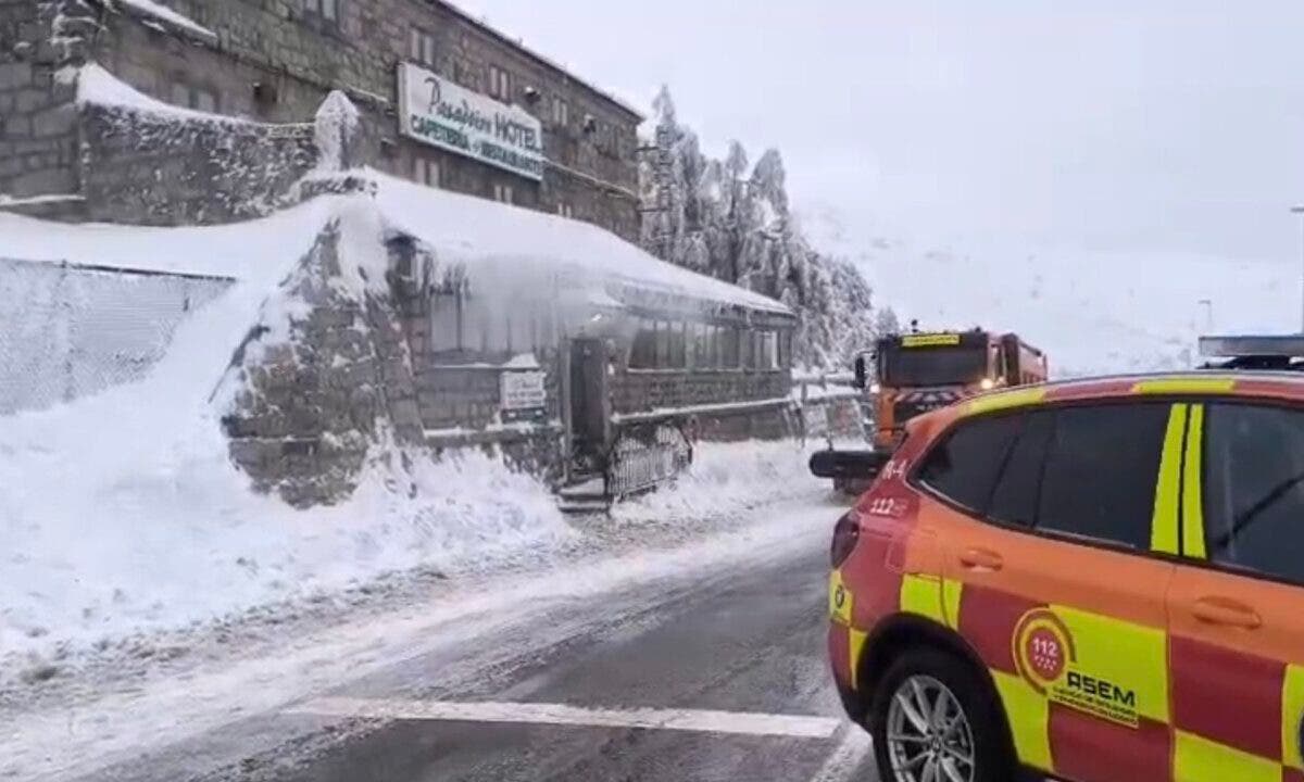 Cadenas obligatorias por nieve en Navacerrada y Cotos con 15 quitanieves trabajando toda la noche