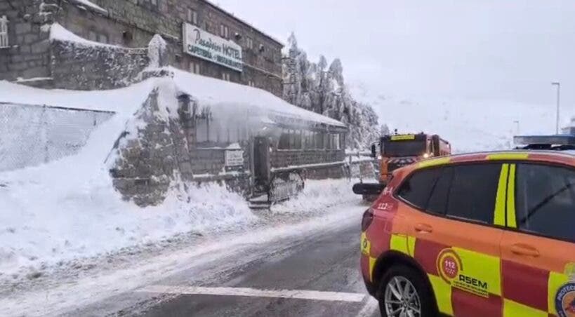 Cadenas obligatorias por nieve en Navacerrada y Cotos con 15 quitanieves trabajando toda la noche