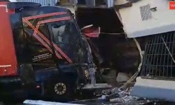 Un camión queda empotrado en un restaurante de Ajalvir tras chocar contra la fachada