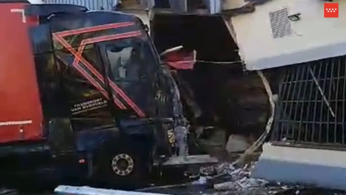 Un camión queda empotrado en un restaurante de Ajalvir tras chocar contra la fachada