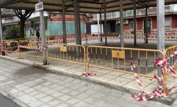 Coslada aprueba un plan para arreglar las aceras con el gobierno dividido y gracias a PP y Vox