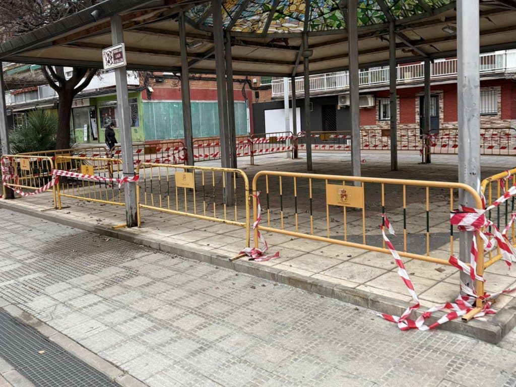 Coslada aprueba un plan para arreglar las aceras con el gobierno dividido y gracias a PP y Vox