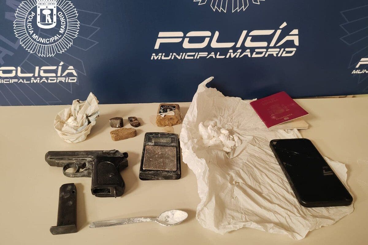 Detenido un conductor en Ciudad Lineal tras dar positivo en cocaína: llevaba 83 gramos y un arma de fuego