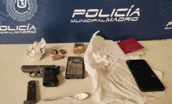 Detenido un conductor en Ciudad Lineal tras dar positivo en cocaína: llevaba 83 gramos y un arma de fuego