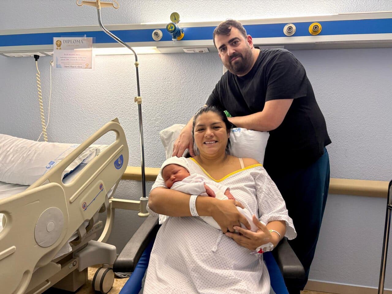 Elsa Molinero Soplin con su bebé recién nacido en el hospital