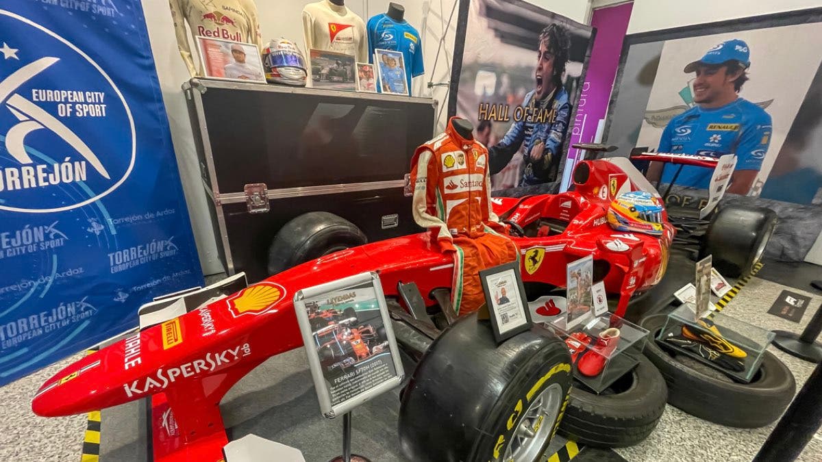 Un Ferrari de F1, el mono de Alonso y la camiseta de Bolt… Torrejón acoge la exposición gratuita «Leyendas del Deporte»