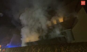 Un menor y su madre rescatados, él en parada, tras un incendio en Boadilla que deja 19 heridos leves
