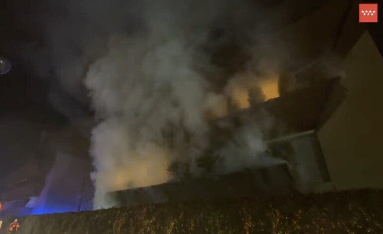 Un menor y su madre rescatados, él en parada, tras un incendio en Boadilla que deja 19 heridos leves