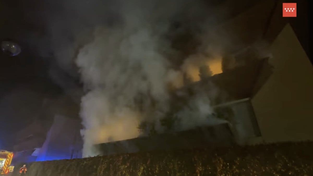 Un menor y su madre rescatados, él en parada, tras un incendio en Boadilla que deja 19 heridos leves