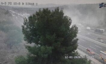 El incendio de un camión frigorífico obliga a cortar la A-3 en Rivas