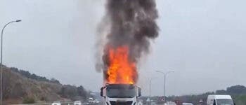 El incendio de un camión frigorífico obliga a cortar la A-3 en Rivas
