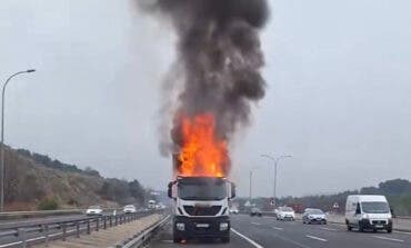 El incendio de un camión frigorífico obliga a cortar la A-3 en Rivas