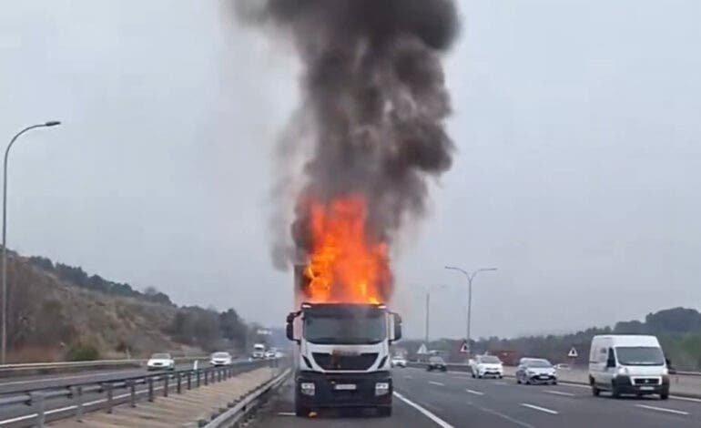 El incendio de un camión frigorífico obliga a cortar la A-3 en Rivas