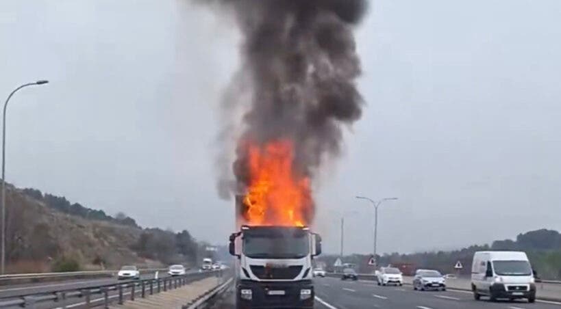 El incendio de un camión frigorífico obliga a cortar la A-3 en Rivas