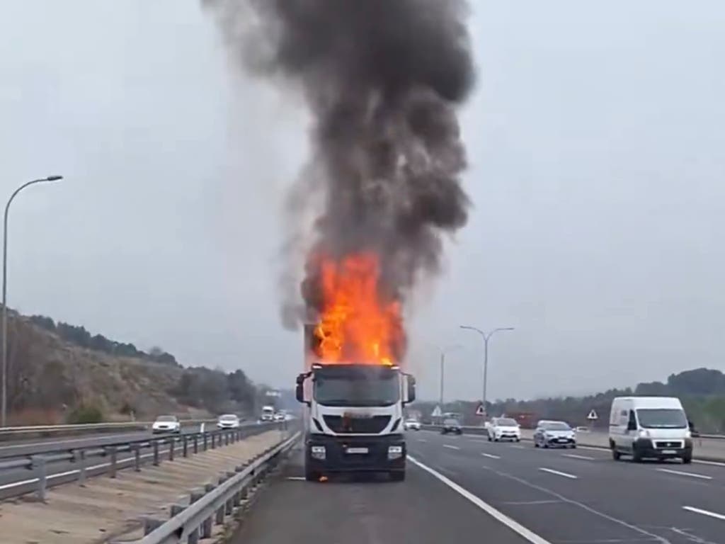 El incendio de un camión frigorífico obliga a cortar la A-3 en Rivas