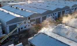 Un incendio calcina por completo una nave industrial de lacados y barnices en Humanes