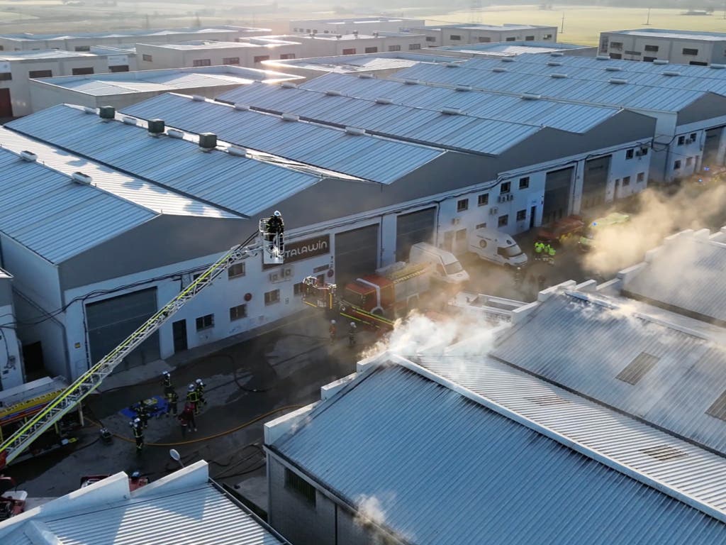 Un incendio calcina por completo una nave industrial de lacados y barnices en Humanes