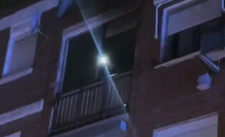 Una mujer muy grave y cuatro personas rescatadas en un incendio en Villaverde