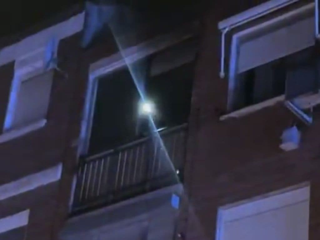 Una mujer muy grave y cuatro personas rescatadas en un incendio en Villaverde