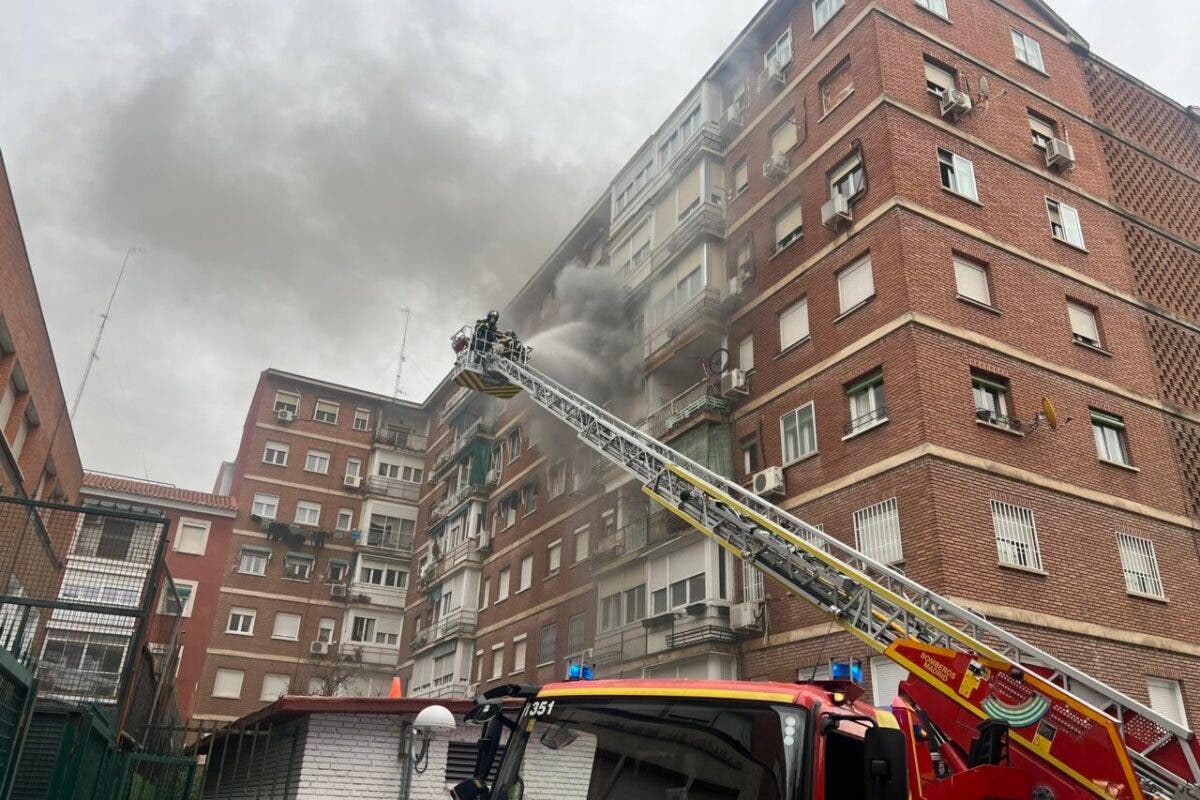Un incendio en una vivienda en Madrid obliga a rescatar a tres personas