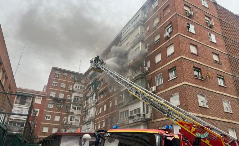 Un incendio en una vivienda en Madrid obliga a rescatar a tres personas