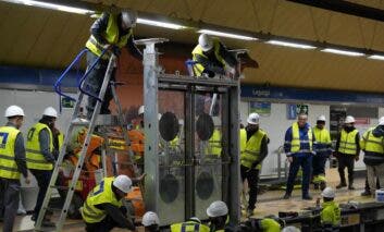 Así luce la primera puerta de andén de la Línea 6 de Metro instalada anoche en Legazpi