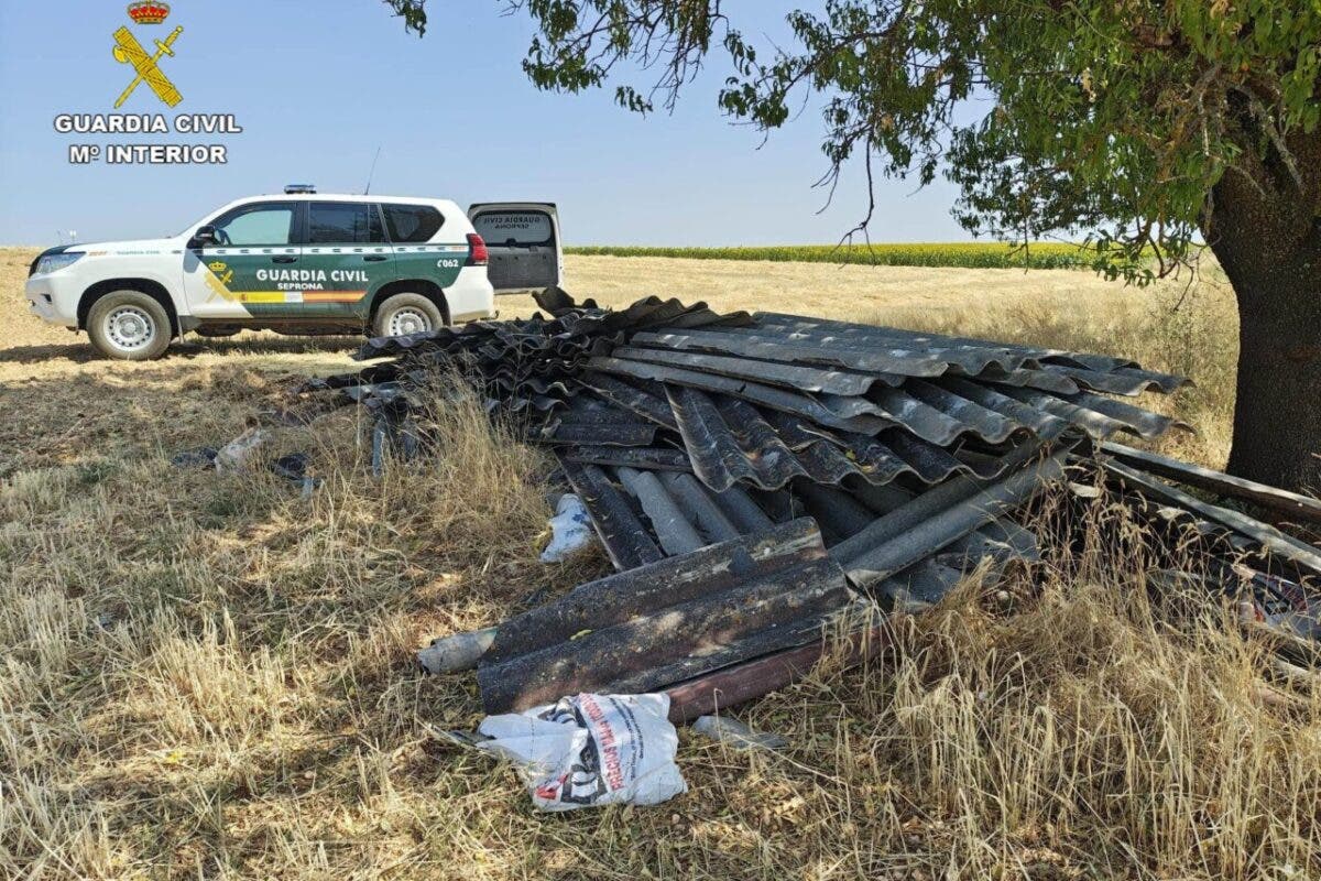 El Seprona investiga a dos empresarios por verter al campo más de 2.300 m² de Uralita con amianto en Guadalajara