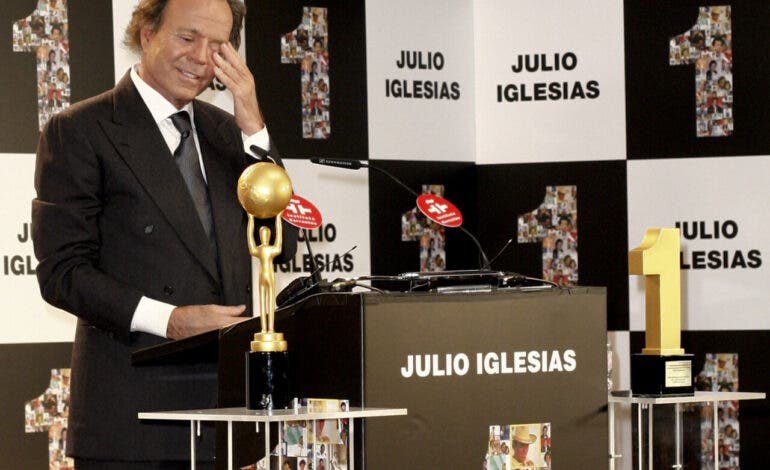 Julio Iglesias rompe su silencio tras la denuncia de dos exempleadas: «Son absolutamente falsas»