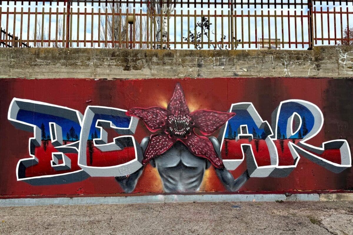Jóvenes de Mejorada del Campo crean un espectacular mural inspirado en «Stranger Things»