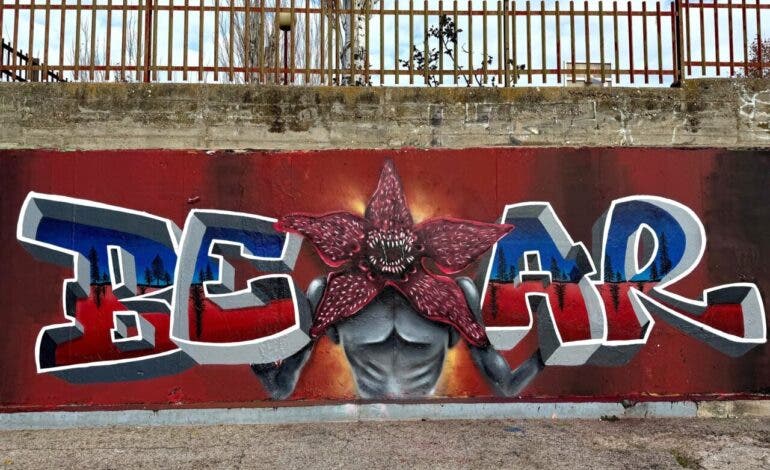 Jóvenes de Mejorada del Campo crean un espectacular mural inspirado en «Stranger Things»