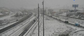 La nieve colapsa la A-2 en Guadalajara y la A-6 en Madrid, con vehículos atrapados