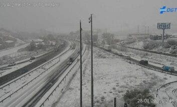 La nieve colapsa la A-2 en Guadalajara y la A-6 en Madrid, con vehículos atrapados