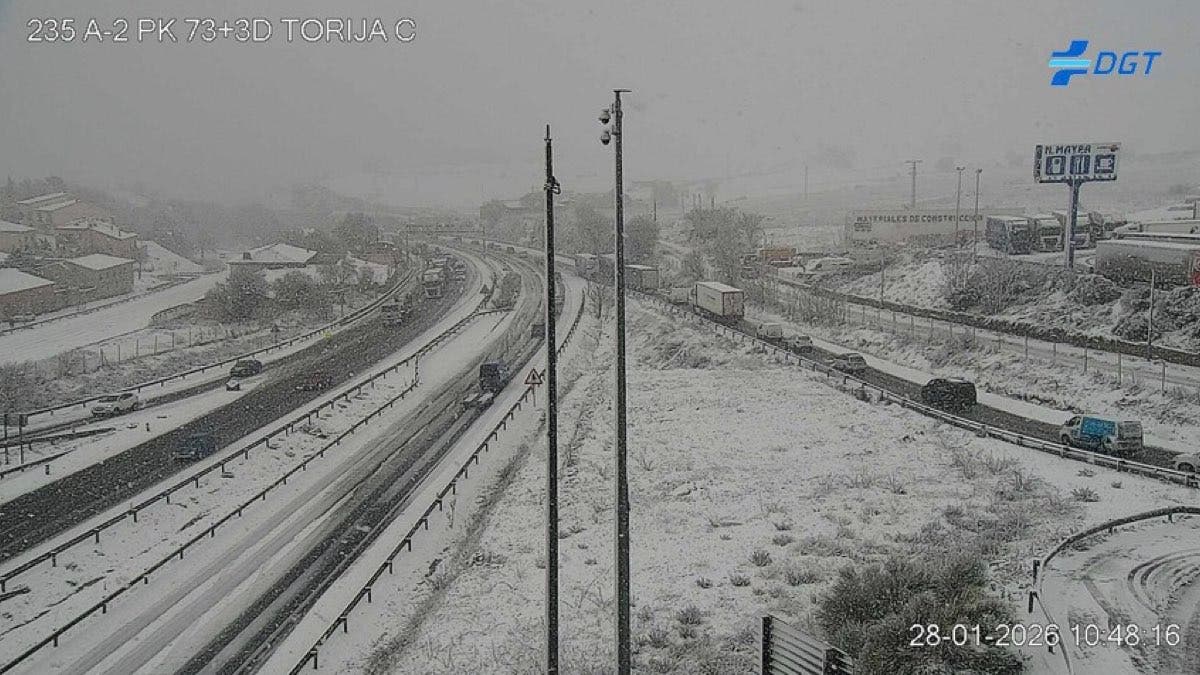 La nieve colapsa la A-2 en Guadalajara y la A-6 en Madrid, con vehículos atrapados