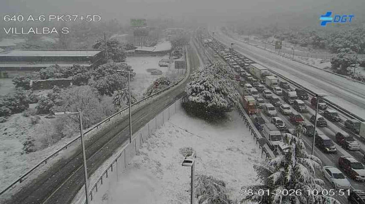 Tráfico detenido en la A-6 debido a la nieve en Madrid