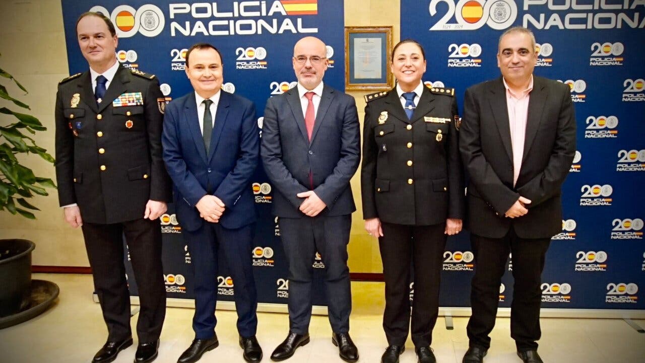 Laura Delgado de las Heras junto a otros funcionarios en la comisaría de Coslada